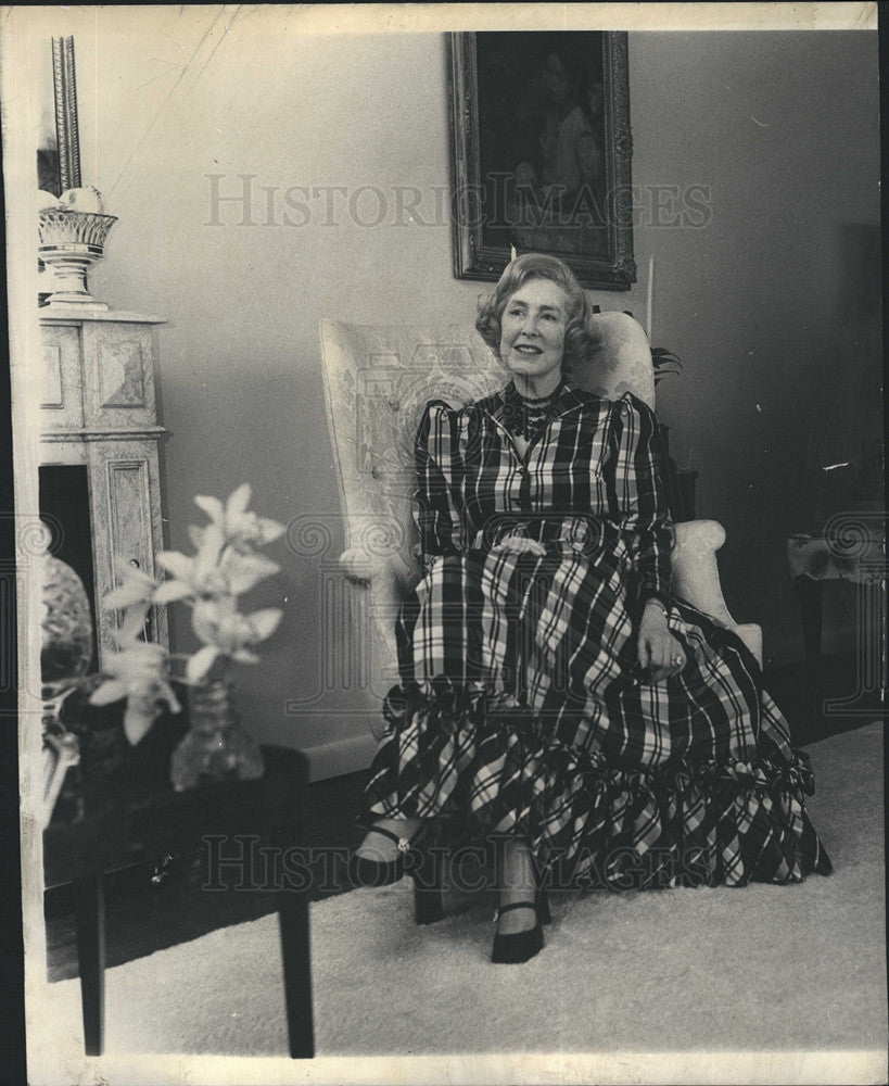 1972 Press Photo Mrs. Gardner H. Stern in a plaid taffeta skirt and blouse - Historic Images