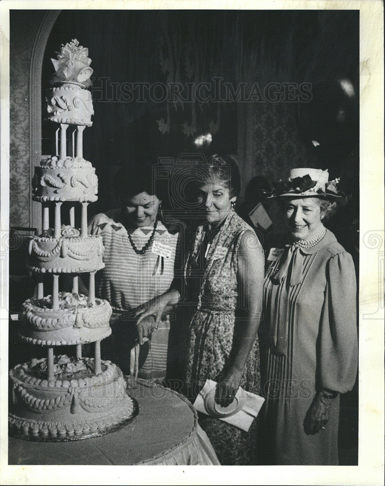 1981 Press Photo Mrs. Gardner Stern at the Ambassador West Christmas Party - Historic Images