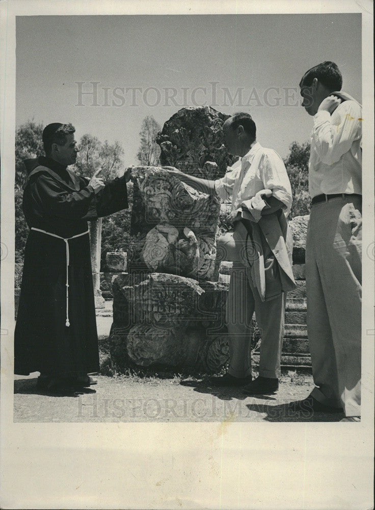 1953 Press Photo Adlai Steveson with a Franciscan Monk. - Historic Images