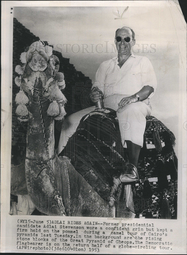 1953 Press Photo Adlai Stevenson, Camel tour of Cairo&#39;s pyramid. - Historic Images