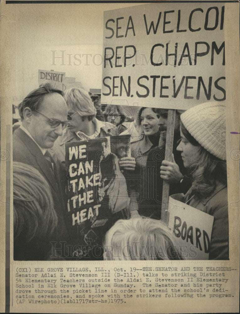 1975 Press Photo Senator Adlai E. Stevenson III and teachers. - Historic Images