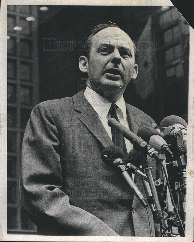 1970 Press Photo State Treasurer Adlai Stevenson III addressing clothing workers - Historic Images