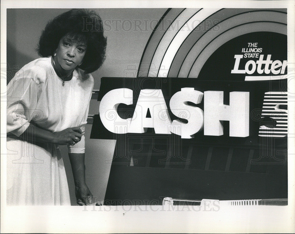 1988 Press Photo Merri Dee draws out 5 balls for new lottery game: &quot;Cash 5&quot; - Historic Images