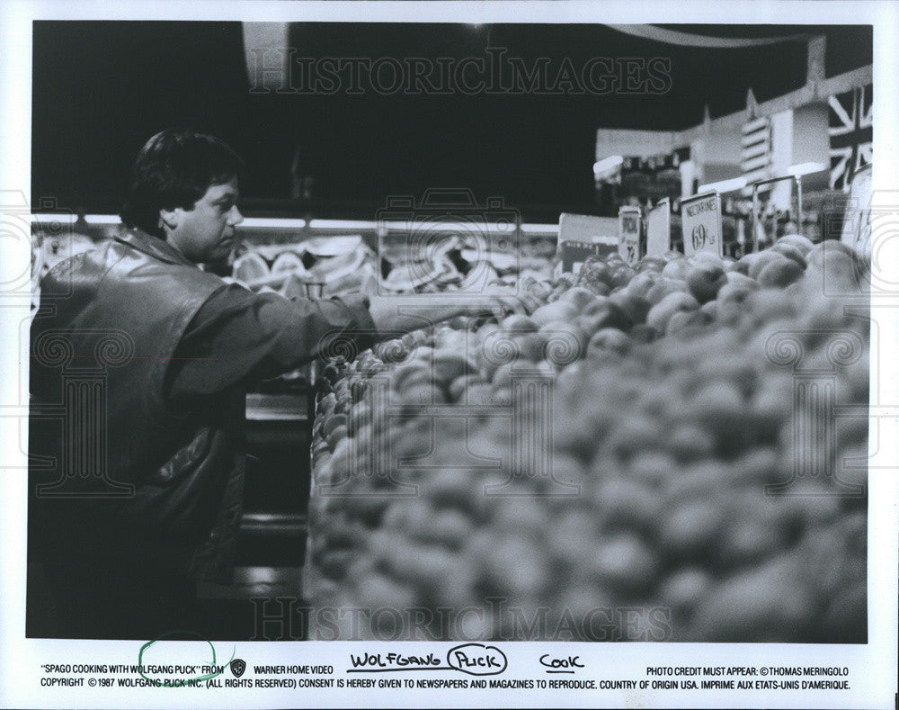 1987 Press Photo &quot;Spago Cooking with Wolfgang Puck&quot; Wolfgang is Shopping - Historic Images