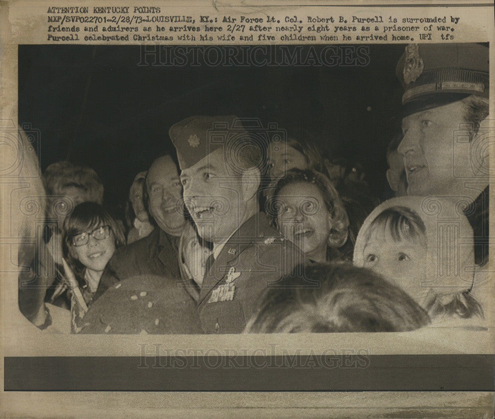 1973 Press Photo AF Lt Col Robert B Purcell Welcomed Home After 8 Yrs POW - Historic Images