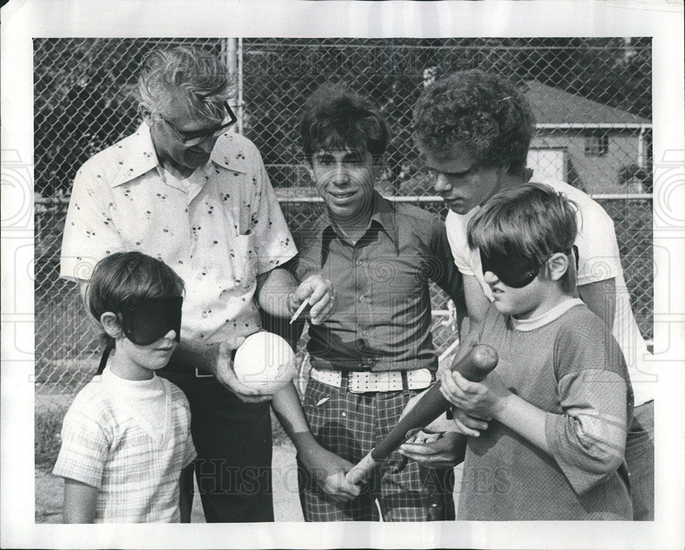 1975 Press Photo Mayor Pottle Postel Snow Green Novotny Audio Softball Blind Boy - Historic Images