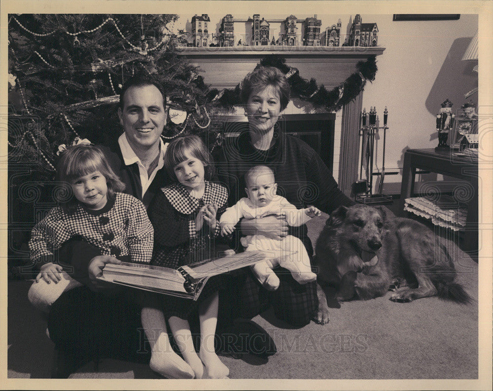 1993 Press Photo Lt. James Purl Family Paxton Hotel Scrap Book Christmas Tree - Historic Images