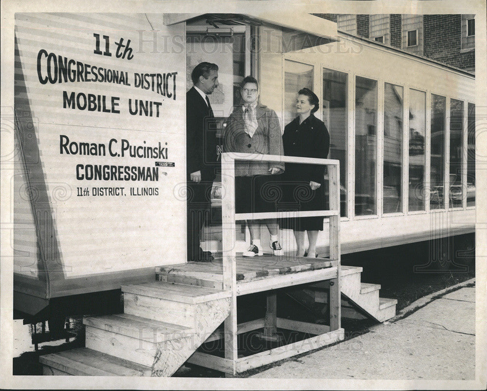 1959 Press Photo of IL Congressman Roman Pucinski at his mobile campaign unit - Historic Images