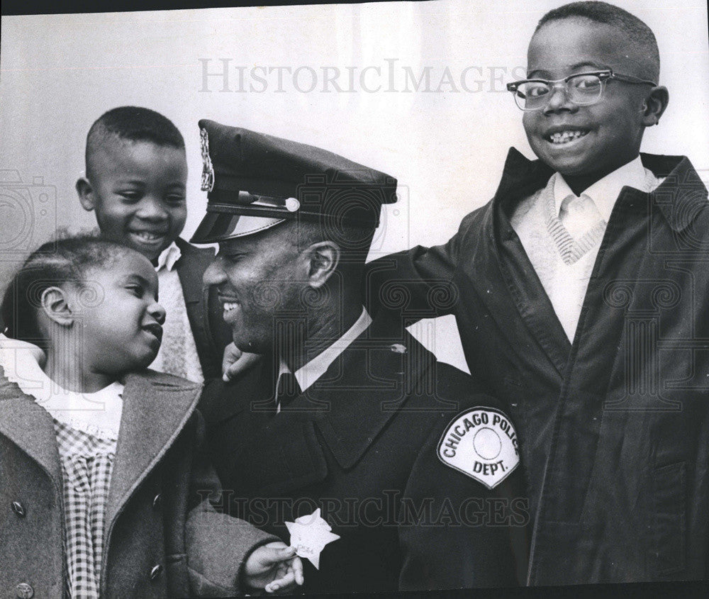 1967 Press Photo Officer Moore Graduated With His Kids - Historic Images