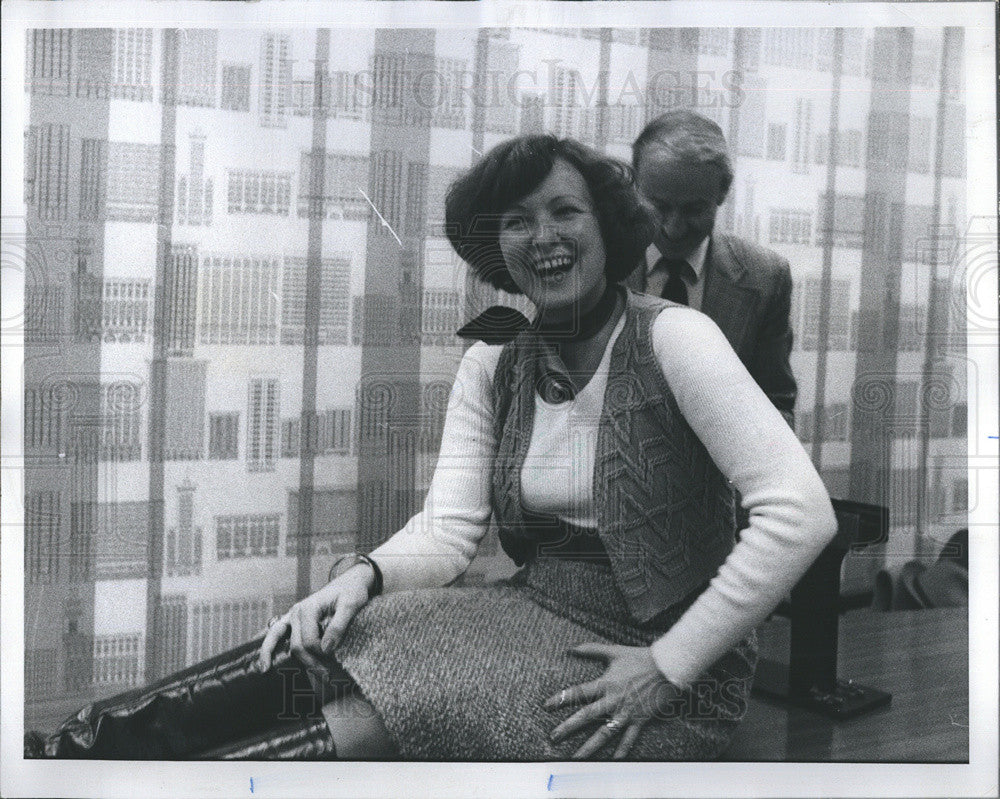 1976 Press Photo Sun Times Reporter Judy Moore Gets Sawed In Half By Magician - Historic Images