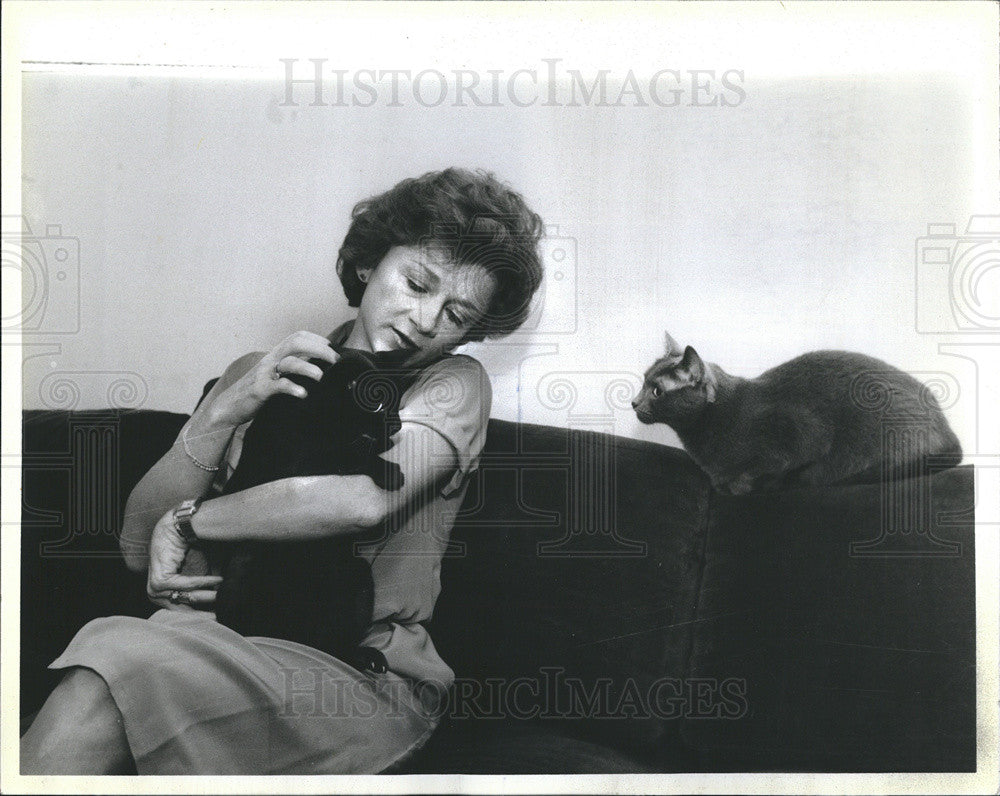 1985 Press Photo of TV reporter Pam Zeckran and her cats - Historic Images