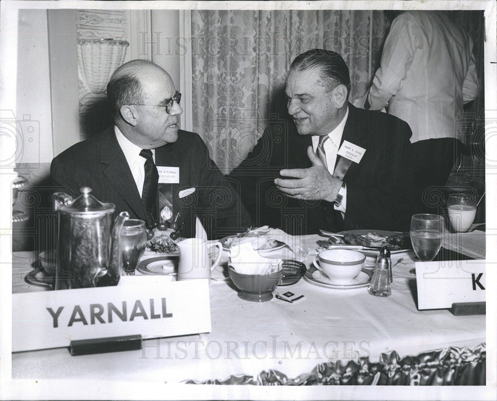 1962 Press Photo Frank Yarnall Pres of Yarnall Chevrolet &amp; Harry Kipke of Coke - Historic Images