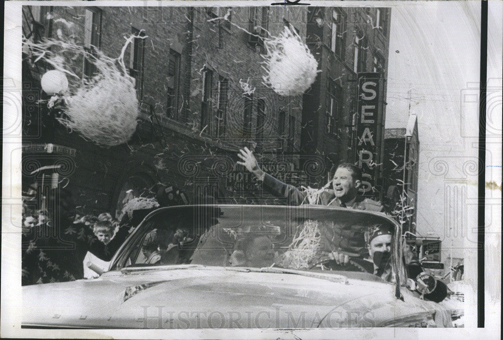 1960 Press Photo USAF Harold Mitchell At Parade For His Return - Historic Images