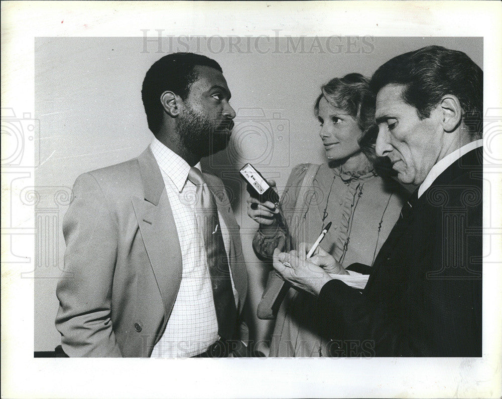 1983 Press Photo Grayson Mitchell Speaks on Behalf of Alderman Frank Brady - Historic Images