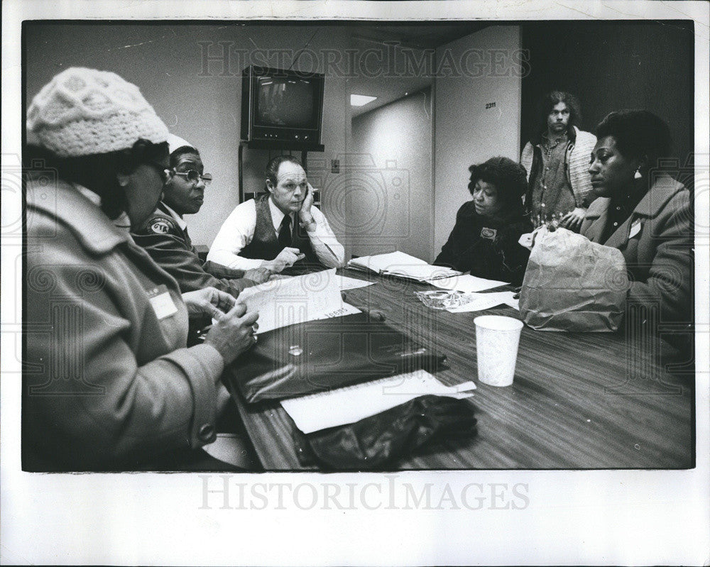 1977 Press Photo New City Organization Meeting Protest Don Morrow TOR/HUD Board - Historic Images