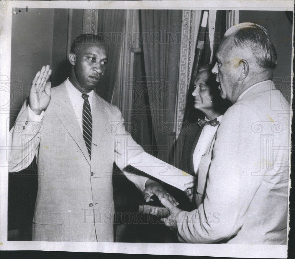 1955 Press Photo Everett Frederic Morrow Sworn In Eisenhower Administration - Historic Images