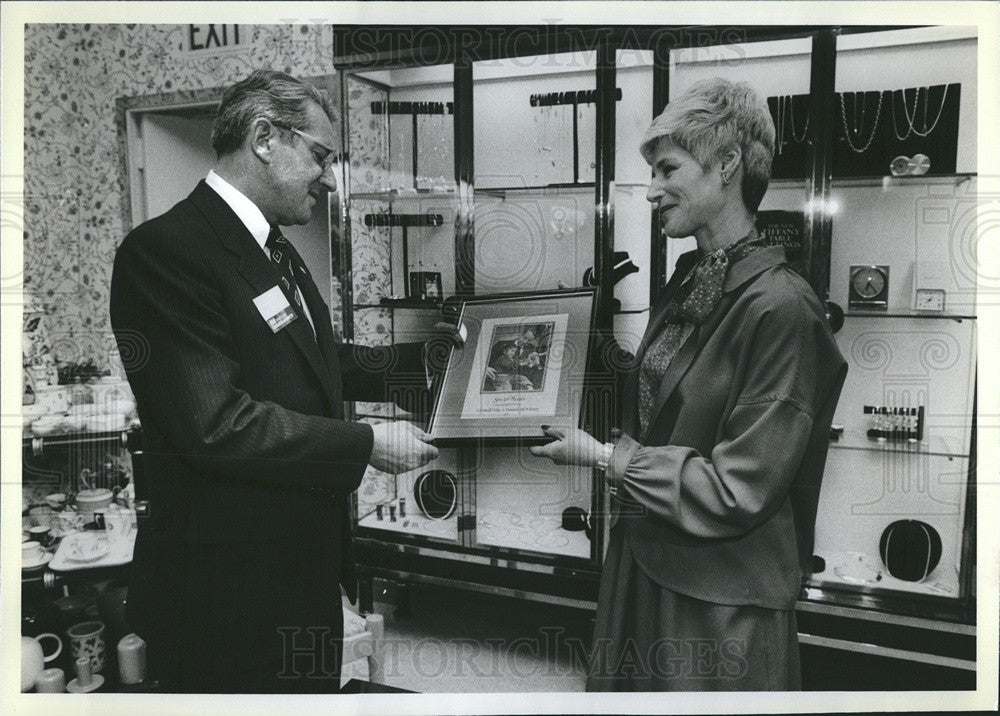 1982 Press Photo Richard Morrow Amoco Chairman Award Mrs. Jules Tiffany&#39;s - Historic Images