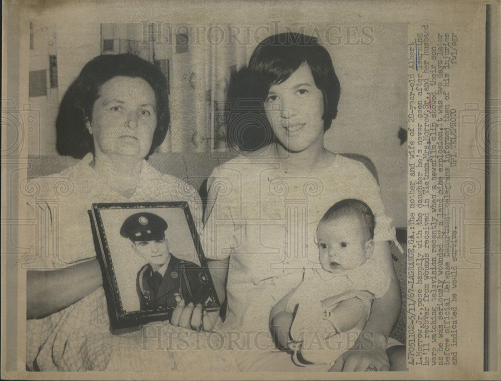 1967 Press Photo Albert Morrow Jr Family Holding Picture Vietnam Wounds Lagrange - Historic Images