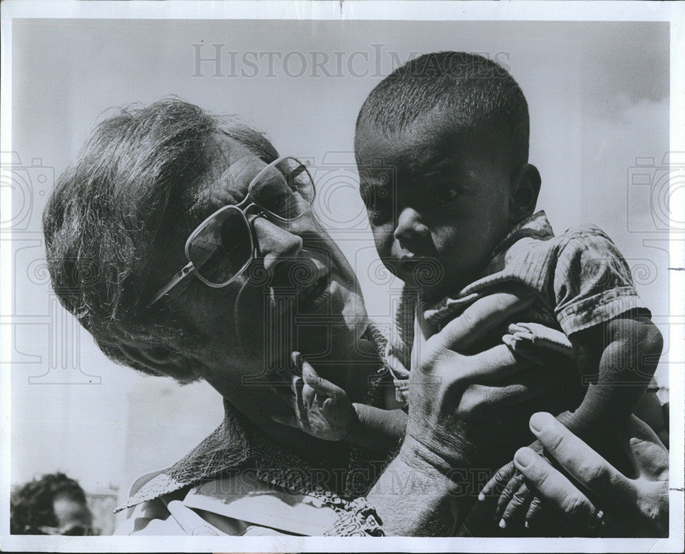 1978 Press Photo Dr. Stan Mooneyham Foster Father to Young Bangladesh Children - Historic Images