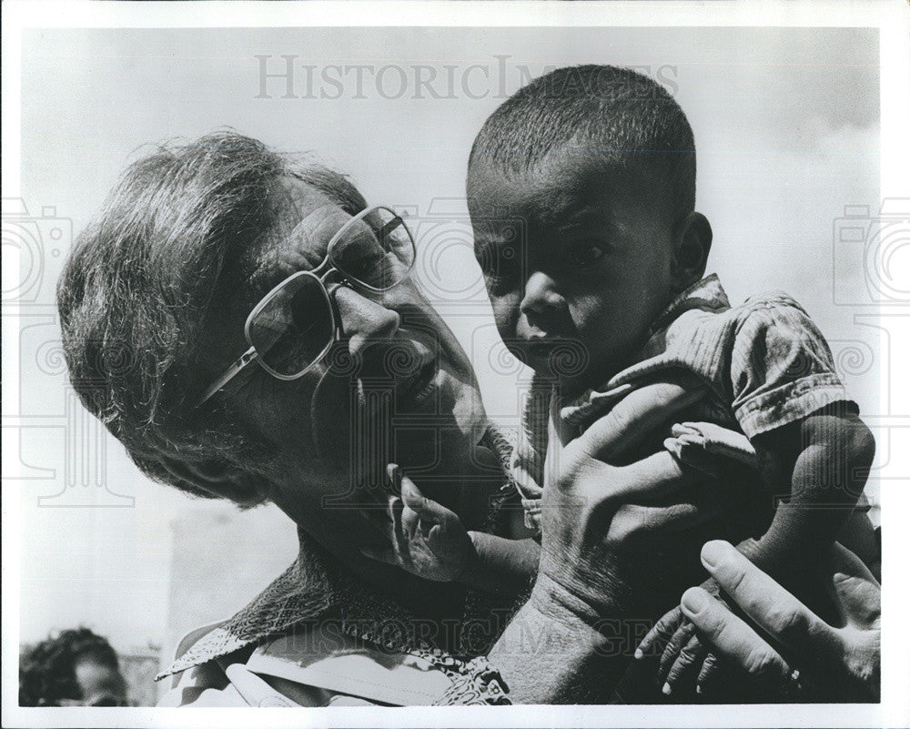 1987 Press Photo Dr W. Stanley Mooneyham &quot;Adopts&quot; Young Children of Bangladesh - Historic Images