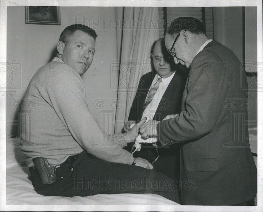 1958 Press Photo Police Officer John Moore Gunshot Hand Wound Chicago Crime - Historic Images