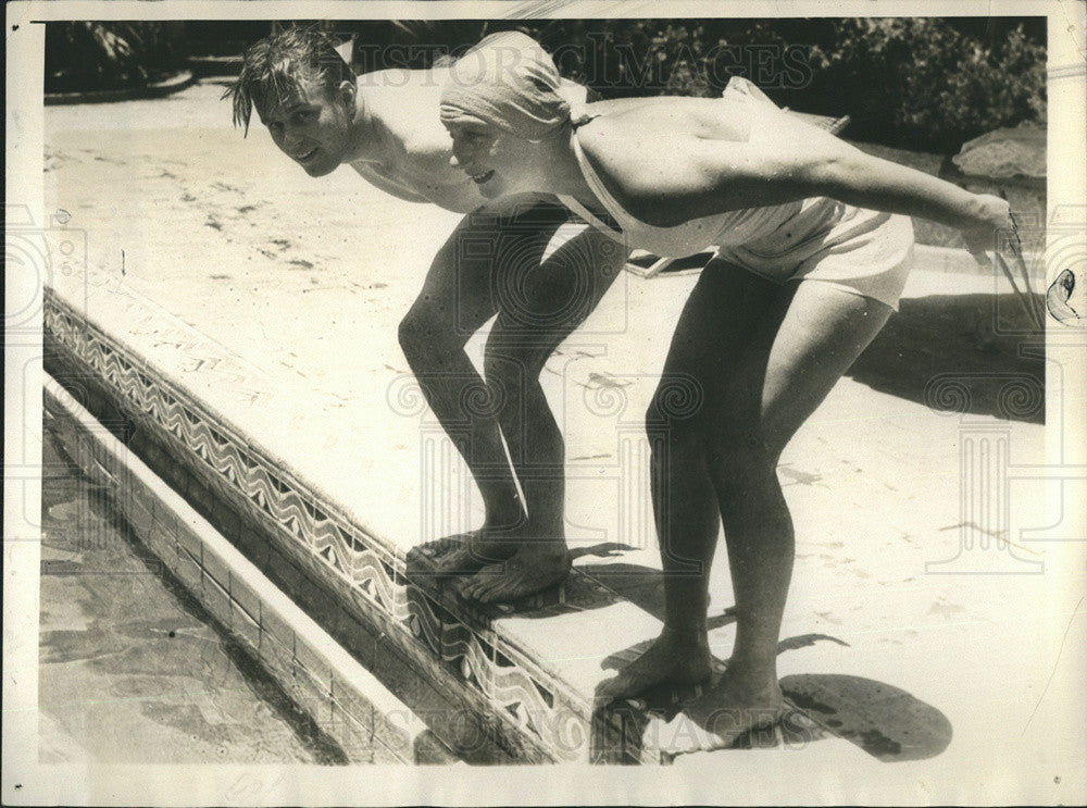 1933 Press Photo Elliott Roosevelt &amp; Helene Madison Dive into Swimming Pool - Historic Images