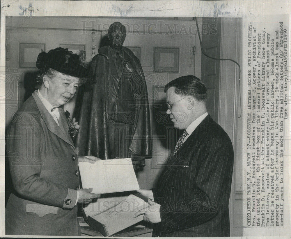 1950 Press Photo Eleanor Roosevelt &amp; Wayne C. Grover at Presidential Library - Historic Images