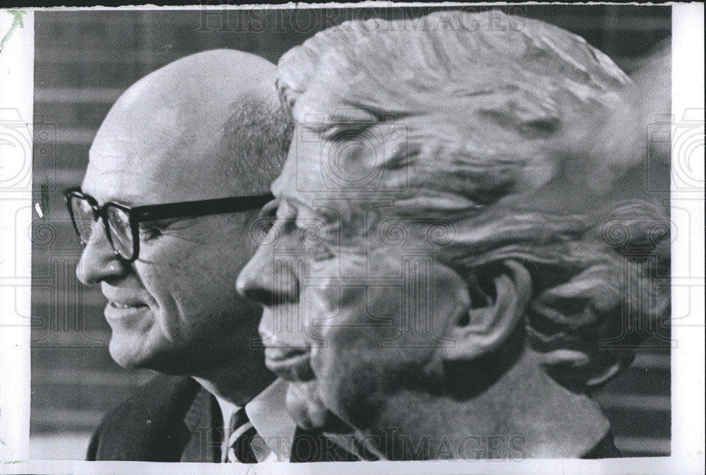 1966 Press Photo James Roosevelt United Nations Delegate Statue Eleanor - Historic Images