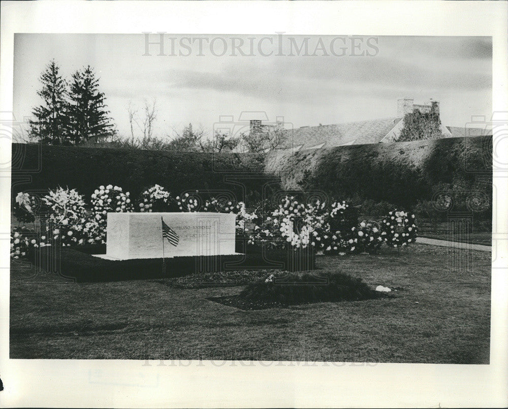 1962 Press Photo Franklin and Eleanor Roosevelt Graves - Historic Images