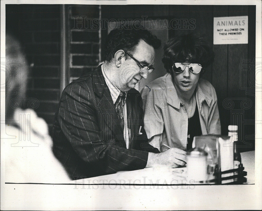 1972 Press Photo Edmund Rooney Talks With Prisoner Robert S Carlisle - Historic Images