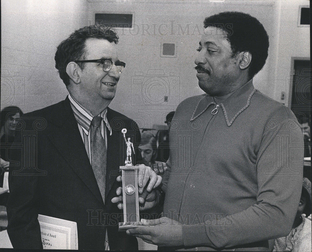 1972 Press Photo Edmund Rooney receiving an award from Russ Meek - Historic Images