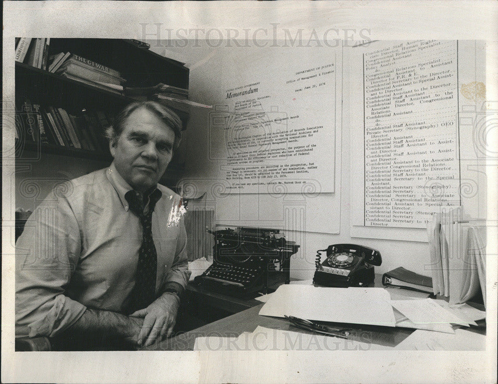 1980 Press Photo Andrew A Rooney CBS News writer producer Office Decor - Historic Images