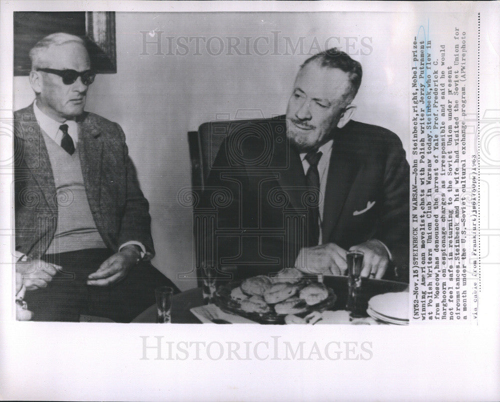 1963 Press Photo John Steinbeck Jerzy Putrament Polish Writers Union Club Warsaw - Historic Images