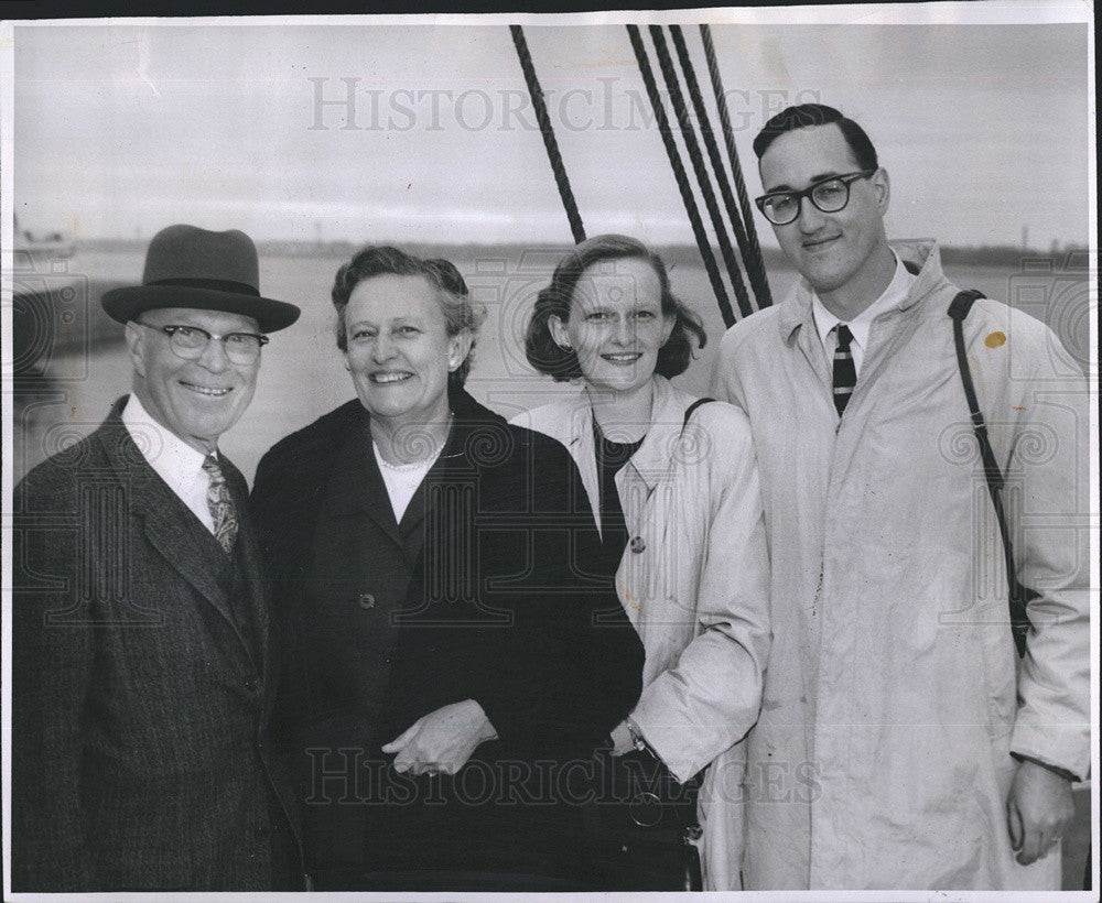 1961 Press Photo Dr And Mrs Ernst Puttkamer And Child Sail from Montreal - Historic Images