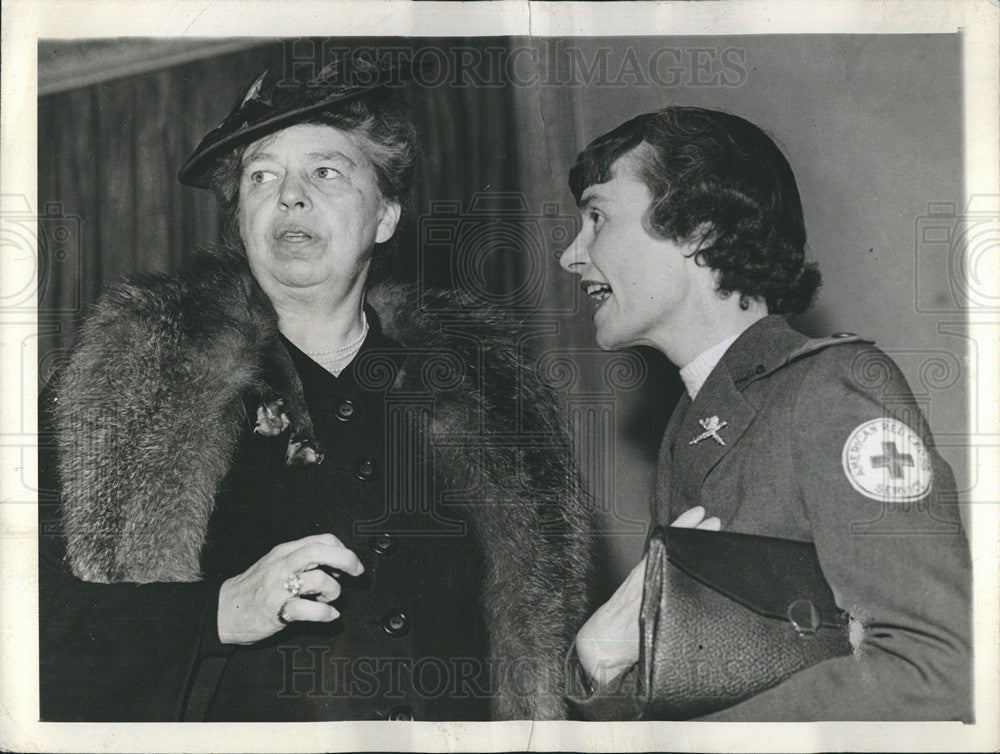 1942 Press Photo Mrs Roosevelt With Mrs Drexel Biddle Dir Of US Red Cross Nurses - Historic Images