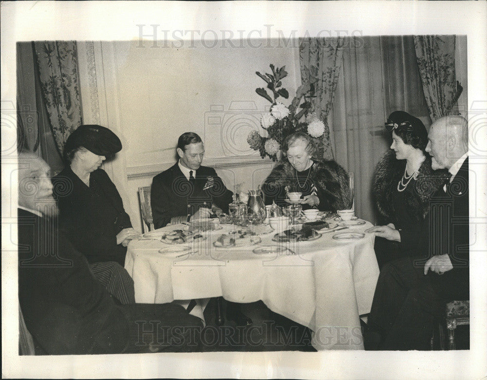 1942 Press Photo Eleanor Roosevelt King George Mansion House Tea Lady Laurie - Historic Images