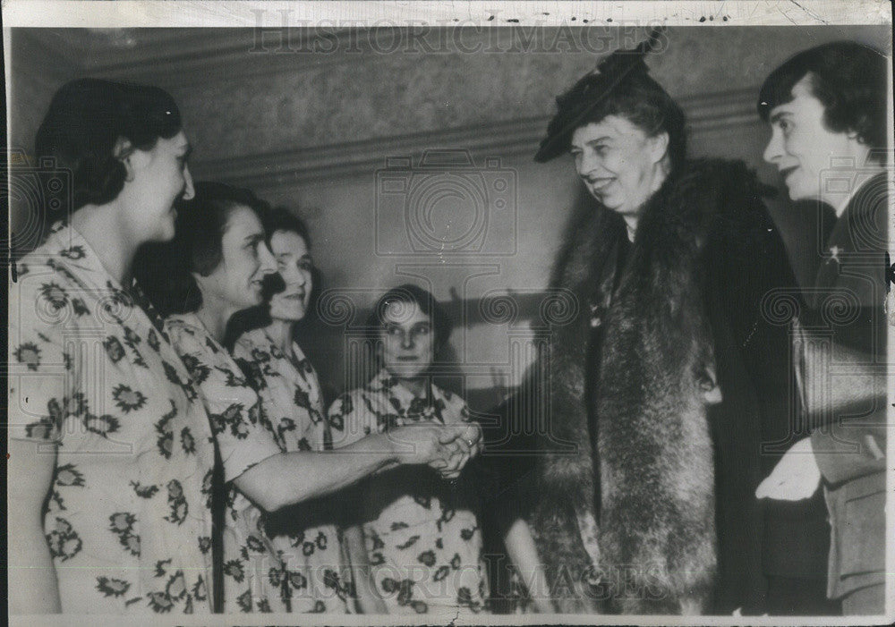 1942 Press Photo First Lady Eleanor Roosevelt Meeting London Red Cross Nurses - Historic Images