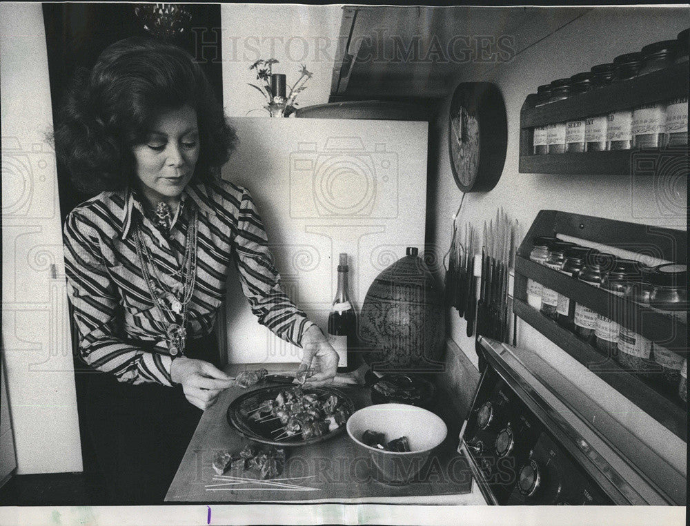 1975 Press Photo Zarada Litner Cooks Peruvian Dish Beef Skewers And Anticuchos - Historic Images