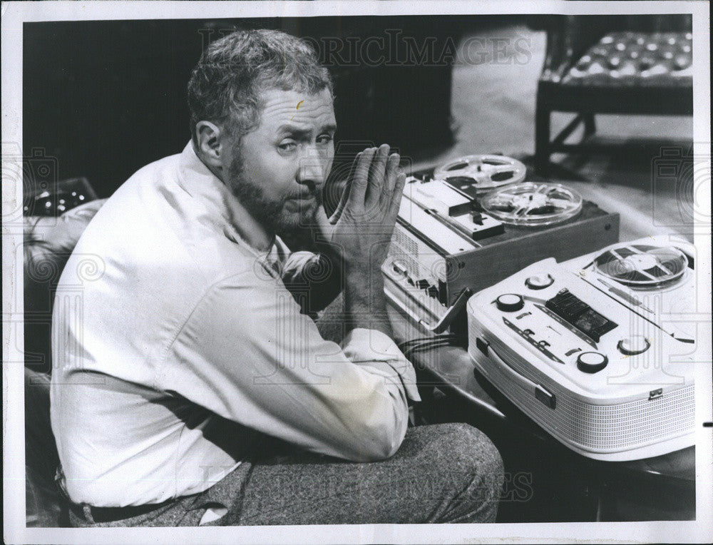 1971 Press Photo Actor Anthony Quayle &quot;Strange Report&quot; NBC TV Detective Crime - Historic Images