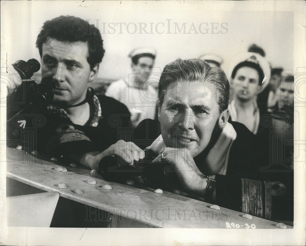 1957 Press Photo Actors Anthony Quayle &amp; Patrick MacNee &quot;Pursuit of Graf Spee&quot; - Historic Images