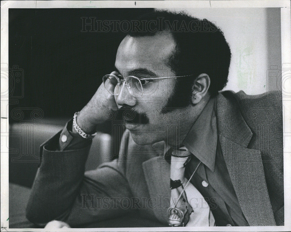 1970 Press Photo Bill Quinn Writer Bird Of Iron Feather During Press Conference - Historic Images