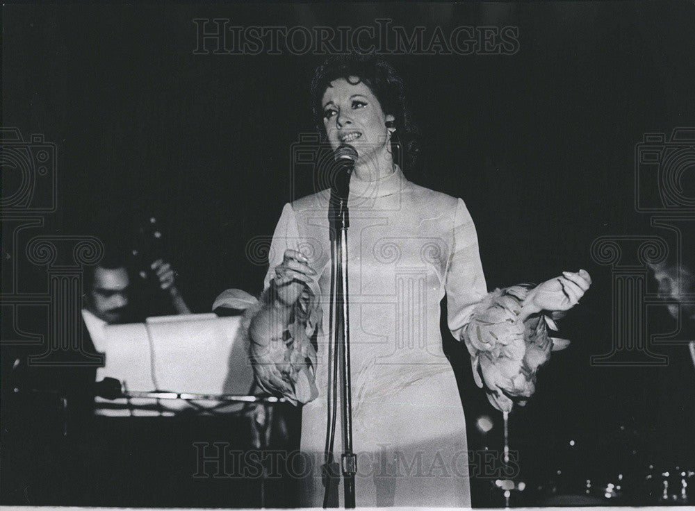 1972 Press Photo Carmel Quinn Singing In Blue Max At Hyatt Regency O&#39;Hare Hotel - Historic Images