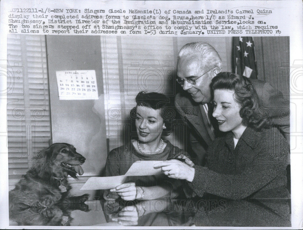 1957 Press Photo Singers Gisele McKenzie And Carmel Quinn Sign Immigration Forms - Historic Images