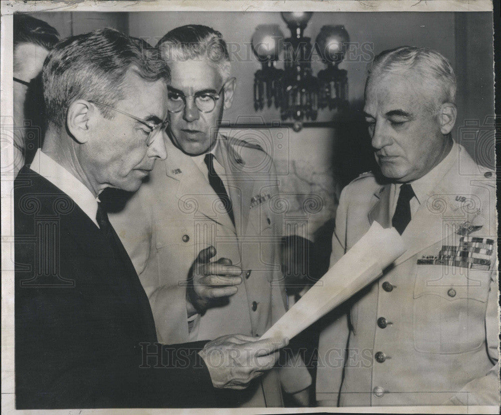 1956 Press Photo Air Force Secretary Donald Quarles gets some last minute advice - Historic Images