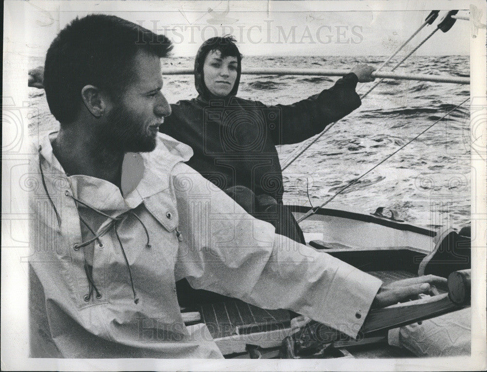 1964 Press Photo Lee Quinn Takes Tiller Of Sailing Boat As Susan Bird Looks On - Historic Images