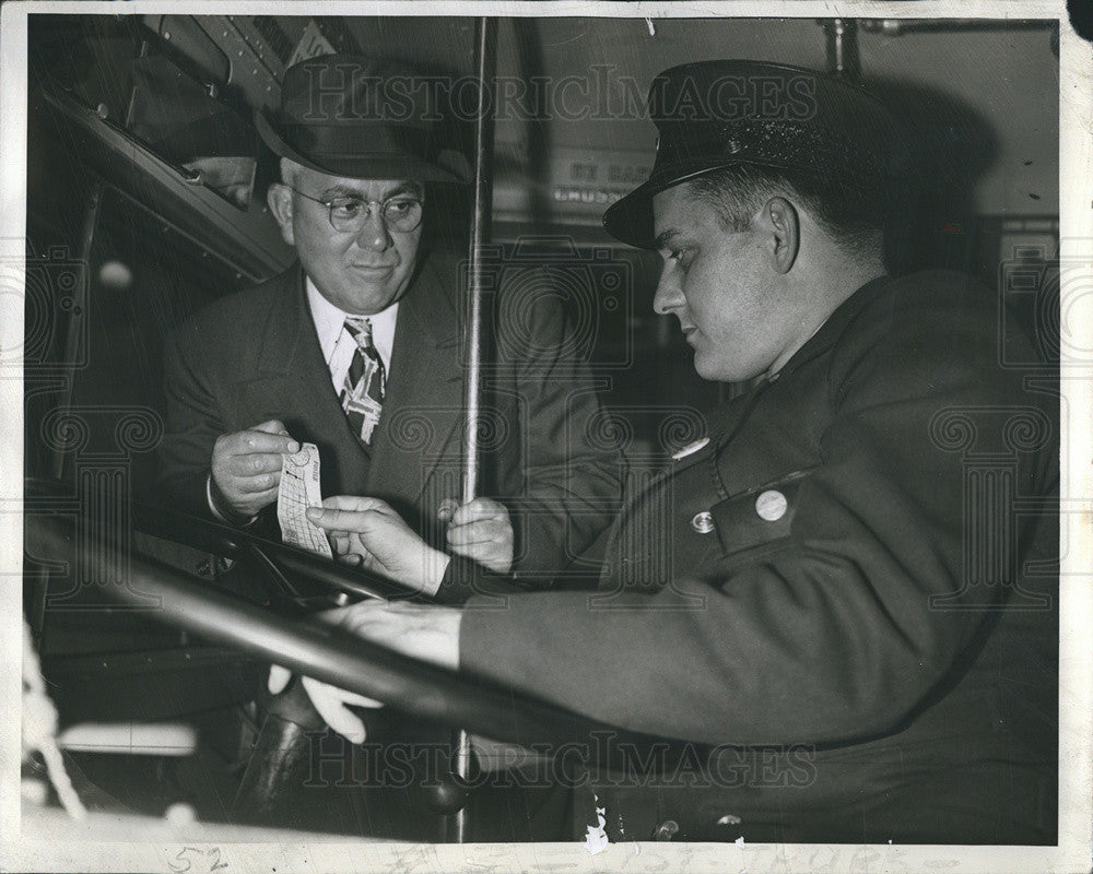 1940 Press Photo Alderman James R. Quinn Presents Transfer To Norman Truesdale - Historic Images