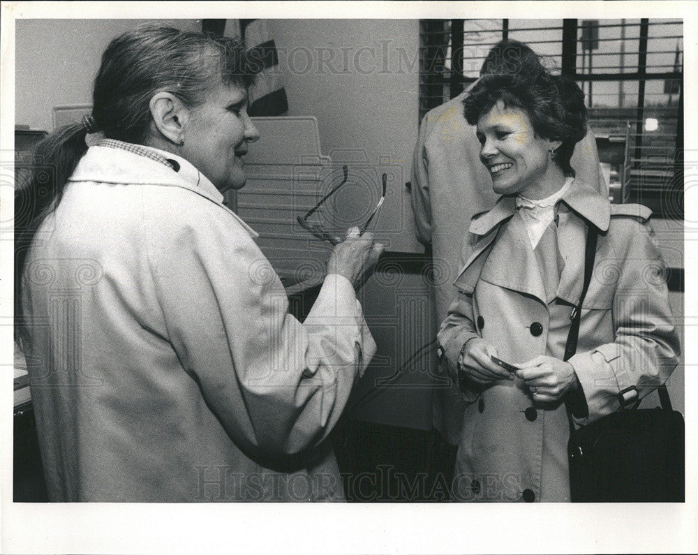 1986 Press Photo Joanne Quinn County Clerk Campaign With Mother Virginia Krogh - Historic Images