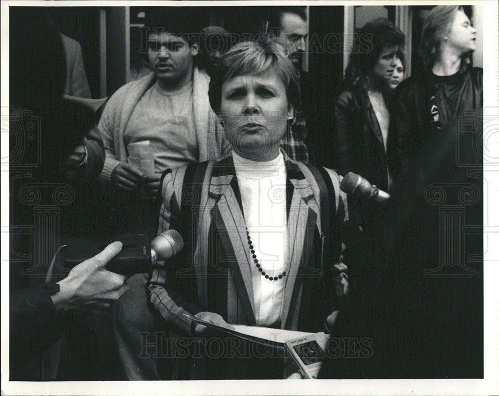 1987 Press Photo Quinn announces for Clerk of County Court. - Historic Images