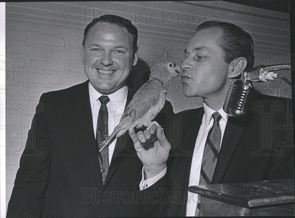 1967 Press Photo John Quinn, left, new president of Chicago Press with Kotalik. - Historic Images