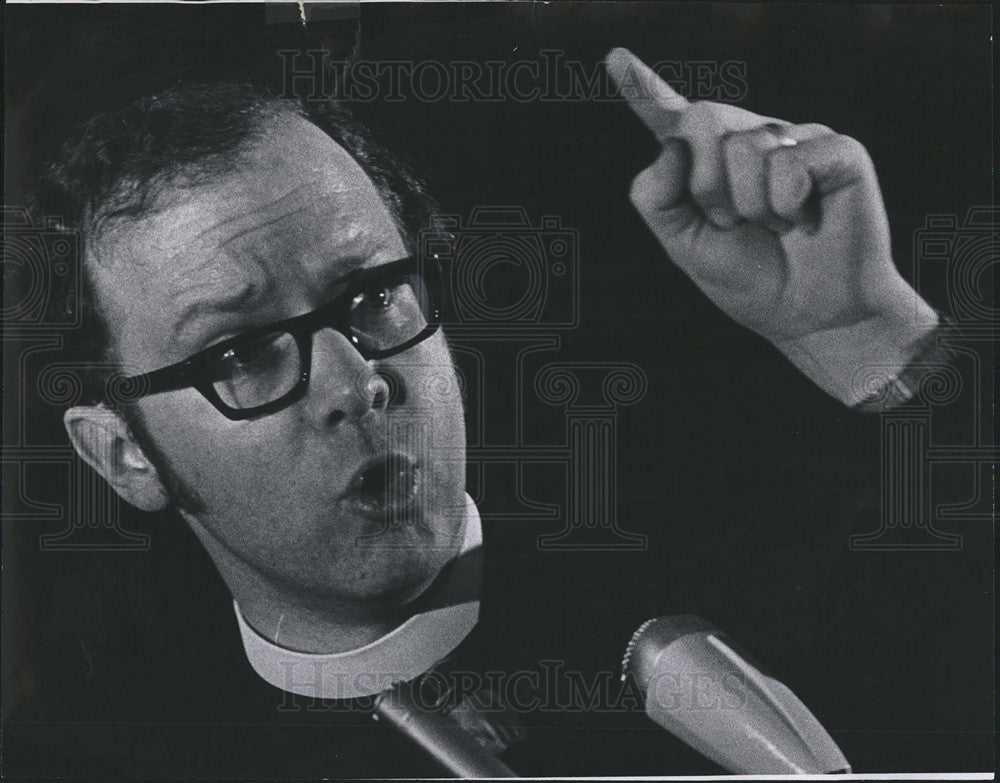 1970 Press Photo Rev. John Quinn address crowd of air pollution foes at meeting. - Historic Images